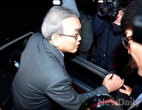 [포토] 차에 오르는 박영준 전 차장