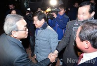 [포토] 지인들과 인사나누는 박영준 전 차관