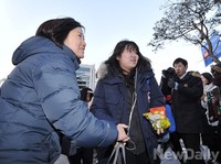 [포토] 선생님의 격려를 받으며 고사장으로