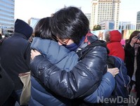 [포토] 수험생을 향한 선생님의 따듯한 포응