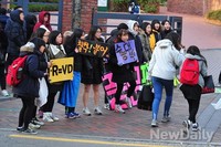 [포토] 후배들 응원 받으며 시험장으로 입실하는 수험생