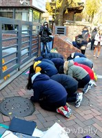 [포토] 수능 대박기원 교문에 큰절 올리는 후배들