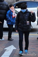 [포토] 고사장으로 들어가는 수험생, 바라보는 어머니