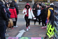 [포토] 응원 받으며 시험장으로 들어가는 수험생