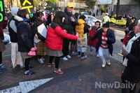 [포토] 수능 입실 1분 전 뛰어 들어가는 수험생