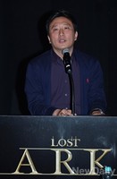 [포토] 질의에 답하는 지원길 대표