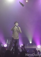 [포토] 규현 '춥지만 찾아준 팬들을 위한 선물'