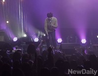 [포토] 규현 '팬들 있어 외롭지 않은 첫 솔로무대'