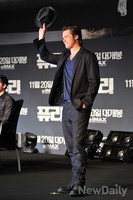 [포토] 한국 팬들에게 인사하는 '브래드 피트'