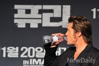 [포토] 브래드 피트, 물 마시는 모습도 영화