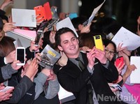 [포토] 퓨리, 로건 레먼 '팬들과 단체 셀카'