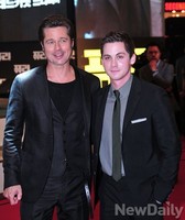 [포토] 브래드 피트-로건 레먼 '팬들과 소통하는 스타'