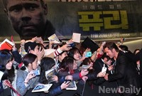 [포토] 브래트 피트 '팬 한명도 빠짐없이 챙기는 매너'