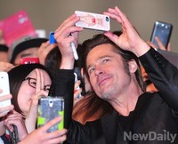 [포토] 퓨리, 브래트 피트 '팬과 함께 셀카를'