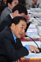 [포토] 질문하는 새누리당 이재오 의원