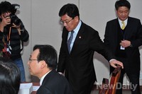 [포토] 급하게 착석하는 윤상직 산자부 장관