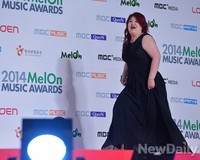 [멜론뮤직어워드] 드레스입고 등장한 호로록 이국주