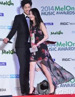 [멜론뮤직어워드] 아이유 등장에 타쿠야 입이 귀에..