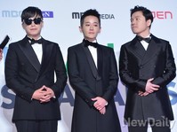 [멜론뮤직어워드] 블랙수트로 멋을 낸 MC더맥스