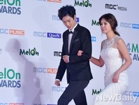 [멜론뮤직어워드] 팔짱끼고 입장하는 타쿠야-박은지