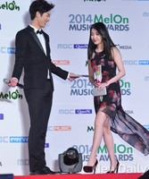 [멜론뮤직어워드] 청순한 아이유 입장에 즐거운 타쿠야