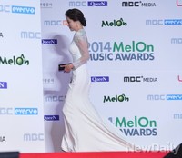 [멜론뮤직어워드] 웨딩드레스 연상시키는 이정민 아나운서