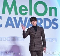 [멜론뮤직어워드] 백성현, 레드카펫 위 손인사