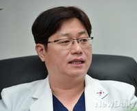 [포토] 히딩크 전 감독 치료한 송준섭원장