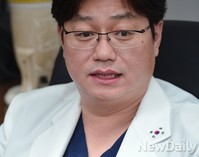 [포토] 태극기를 유니폼에 단 JS정형외과 송준섭원장