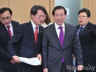 [포토] 공동 기자회견장 입장하는 박원순-조희연