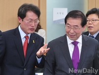 [포토] 공동 선언 위해 입장하는 조희연-박원순