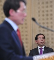 [포토] 조희연 교육감의 발언 듣는 박원순 시장