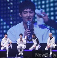 [포토] 갓세븐, JB 땀 닦아주는 잭슨