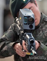[포토] K11복합형소총 살펴보는 군인