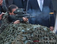 [포토] K11 복합소총 시험사격하는 황진하 국방위원장