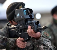 [포토] k11복합형소총 살펴보는 관계자