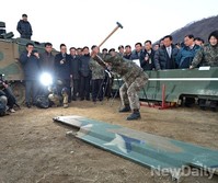 [포토] 파도막이 재질 확인차 해머로 내려치는 군