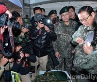 [포토] 신형 방탄복 살펴보는 관계자