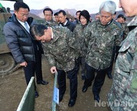 [포토] K-21 파도막이 재질 확인하는 국방위의원