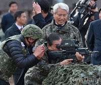 [포토] K11복합형소총 살펴보는 황진하-백군기의원