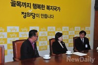 [포토] 심상정 원내대표와 대화 나누는 롯데 신임 사장과 단장