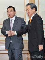 [포토] 인사 나누는 '이완구-우윤근' 여야 원내대표