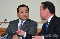 [포토] 대화 나누는 이완구 원내대표와 김재원 의원