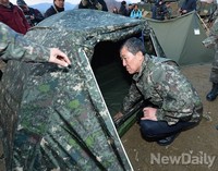 [포토] 신형텐트 살펴보는 황진하 국방위원장