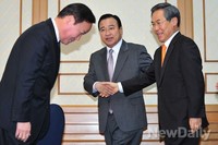 [포토] 여야 주례회동에서 만난 이완구-우윤근