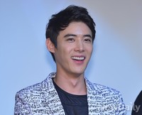 [포토] 음반 낸 서프라이즈, 리더 유일