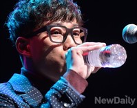 [포토] 물마시는 10cm 보컬 권정열