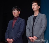 [포토] 정규앨범으로 컴백한 10cm, 뻣뻣한 포토타임