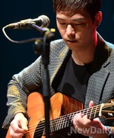 [포토] 연주하는 10cm 윤철종