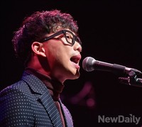 [포토] 쓰담쓰담 열창하는 10cm권정열